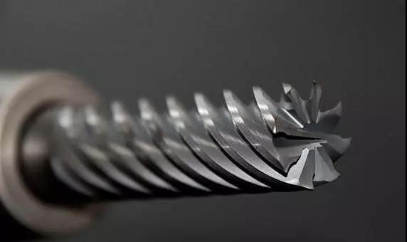 鉆孔是指用鉆頭在實(shí)體材料上加工孔的機(jī)械加工過程。一般情況下，在鉆床上對(duì)材料進(jìn)行鉆孔加工時(shí)，鉆頭應(yīng)同時(shí)完成兩個(gè)運(yùn)動(dòng)